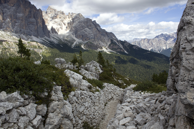 2011-08-16_10-44-55 cadore.jpg - Schtzengraben unterhalb der Cinque Torri